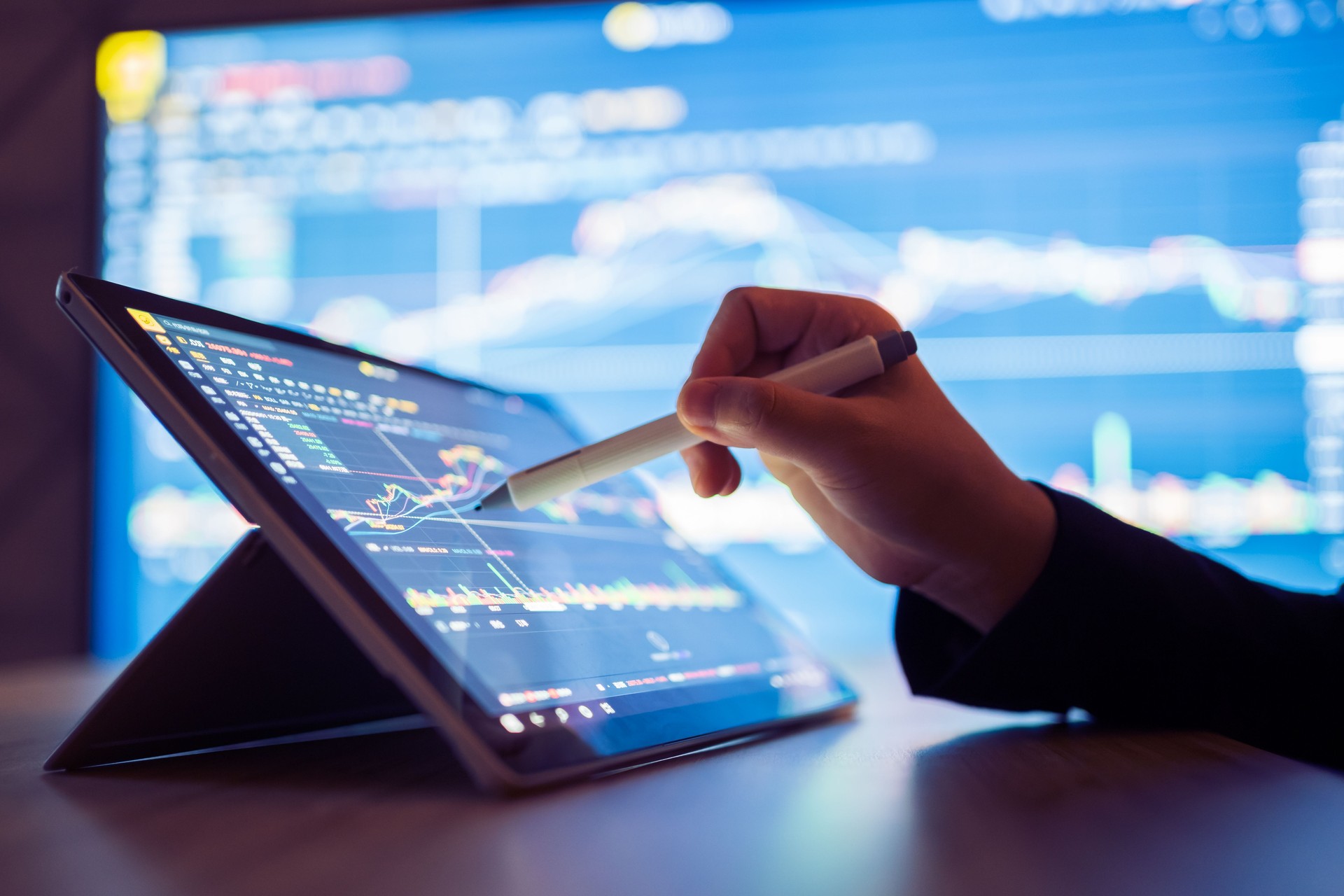 Mujer buscando datos del mercado de valores en el teléfono inteligente